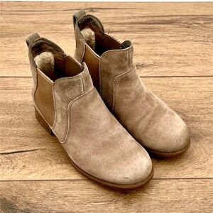 UGG Bonham II Women's Size 6.5 Taupe Suede Chelsea Boots Shearling 1009210